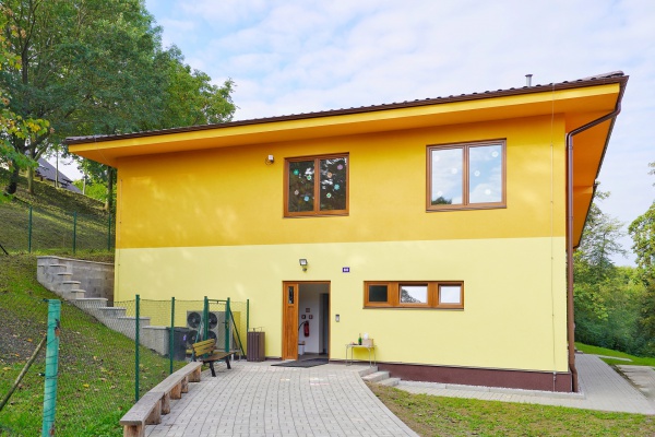 foto Gymnasium building, Ohrobec - after