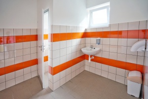 foto Gymnasium building, Ohrobec - after